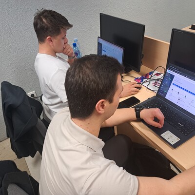 Studenci w Sali komputerowej pracujący przy aplikacji Singu