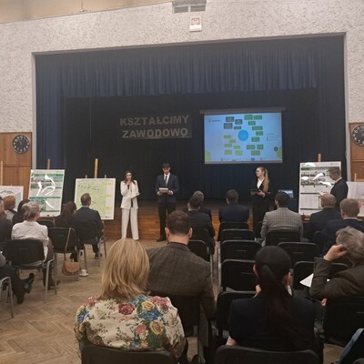 Studenci Uniwersytetu Ekonomicznego w Katowicach podczas prezentacji swoich prac