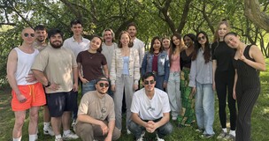 Zdjęcie studentów podczas pikniku w parku 