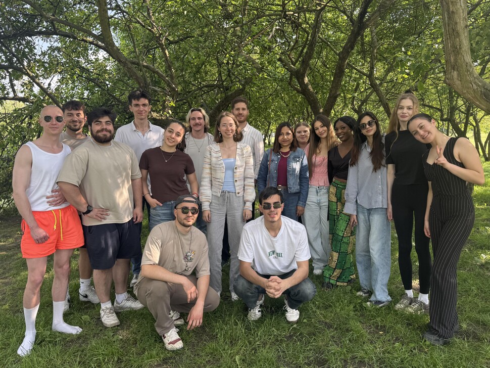 Zdjęcie studentów podczas pikniku w parku 