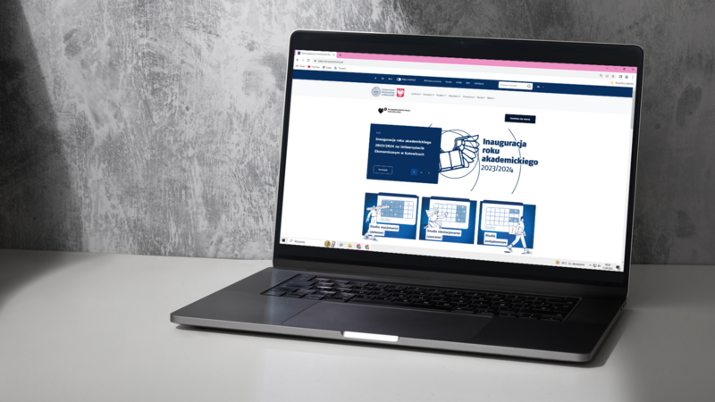 laptop wyświetlający nowy wygląd strony UEKatowice