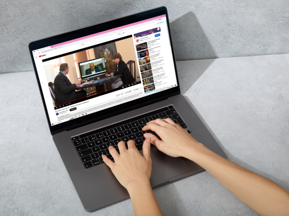 komputer wyświetlający odcinek w serwisie YouTube