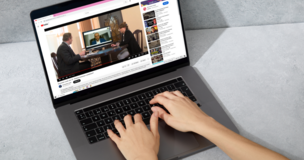 komputer wyświetlający odcinek w serwisie YouTube