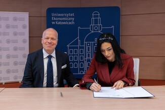 Dyrektor podpisująca umowę z prof. Dyduchem