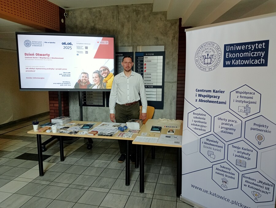 fotografia prezentująca stoisko informacyjne Centrum Karier i Współpracy z Absolwentami