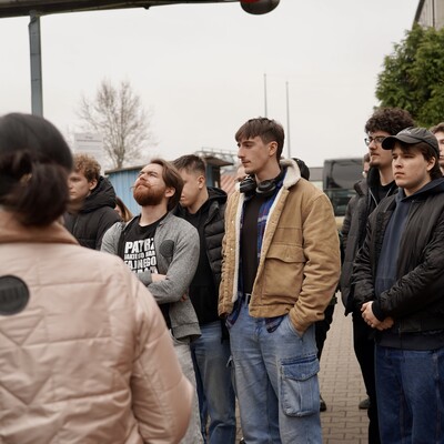 Studenci słuchający prowadzącego