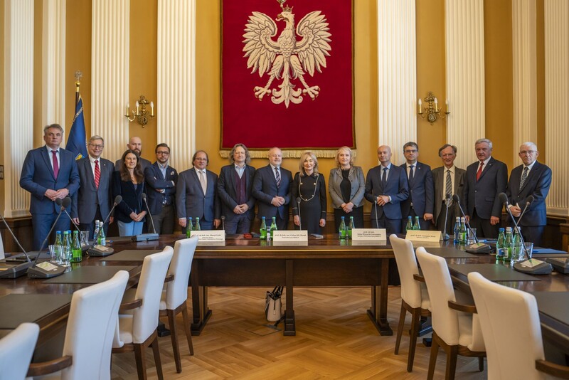 zdjęcie grupowe uczestników posiedzenia RKRUA