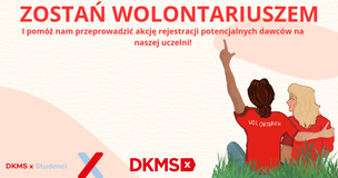 Grafika promująca wolontariat DKMS. Na środku duży czerwony napis: „ZOSTAŃ WOLONTARIUSZEM”. Poniżej tekst: „I pomóż nam przeprowadzić akcję rejestracji potencjalnych dawców na naszej uczelni!”. Po prawej stronie ilustracja dwóch osób siedzących tyłem na trawie – jedna z nich w czerwonej koszulce z napisem „WOLONTARIUSZ”, obejmuje drugą i wskazuje w górę. Na dole logotypy DKMS, DKMS x Studenci.