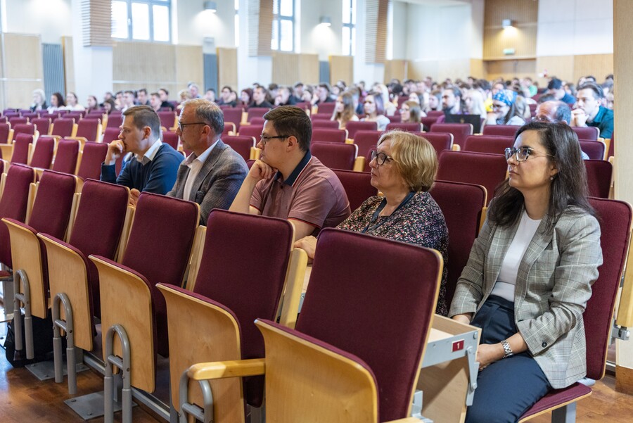 studenci słuchający wykladu 