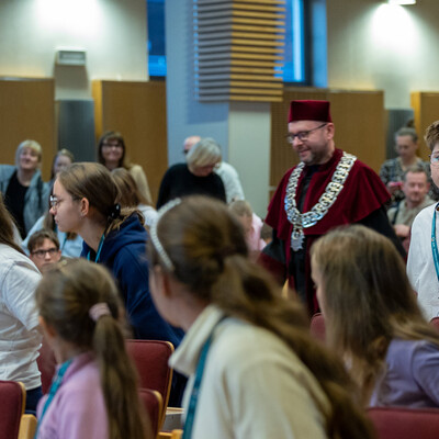 Zdjęcia przedstawiają inaugurację XXXV edycji Ekonomicznego Uniwersytetu Dziecięcego w Katowicach, w której uczestniczyło prawie 150 młodych studentów. Fotografie dokumentują uroczyste rozpoczęcie programu oraz pierwsze zajęcia ekonomiczne dla dzieci. 