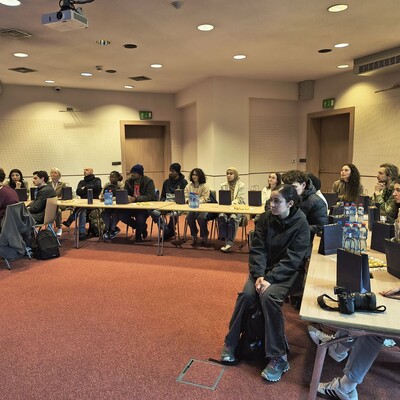 Uczestnicy słuchający wykładu.