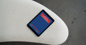 tablet wyświetlający okładkę