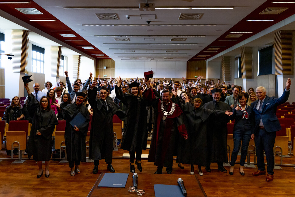 Kadra akademicka i studenci zgromadzeni na Dniach Adaptacyjnych