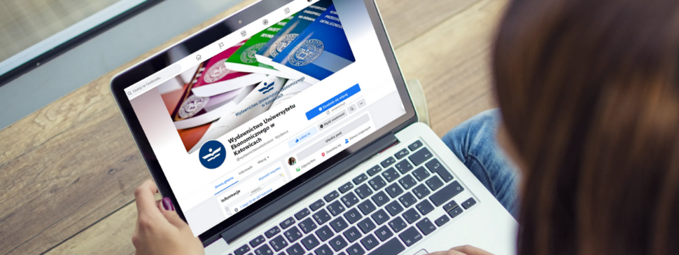 laptop ze stroną wydawnictwa na Facebooku