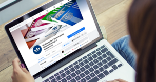 laptop ze stroną wydawnictwa na Facebooku