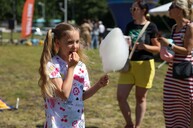 dziewczynka jedząca watę cukrową