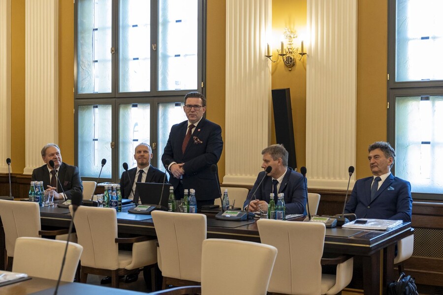 zdjęcie wykonane podczas spotkania, przedstawia jego uczestników