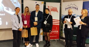 studenci z nagrodami