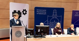 Prorektor prof. Nowak witający uczestników