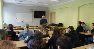 Prelegent mówiący do studentów