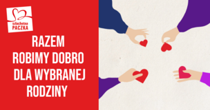 Plakat akcji "Szlachetna Paczka". Po lewej stronie czerwone tło z białym logo kampanii — sercem wkomponowanym w prezent. Pod nim hasło: "Razem robimy dobro dla wybranej rodziny". Po prawej stronie ilustracja przedstawiająca cztery ręce, każda przekazująca czerwone serduszko, symbolizujące pomoc i solidarność. Tło jasne, tekstura przypominająca papier. 