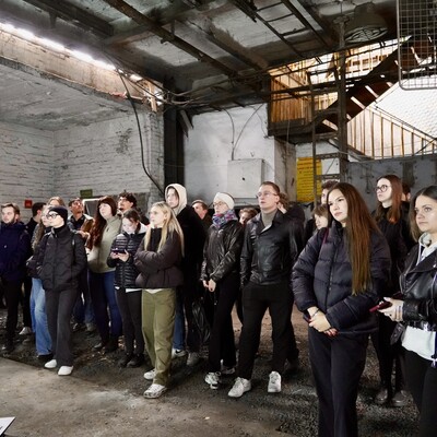 Studenci słuchający prowadzącego