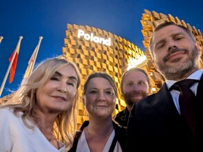 Cała delegacja UE Katowice przed nowoczesnym budynkiem z napisem Poland