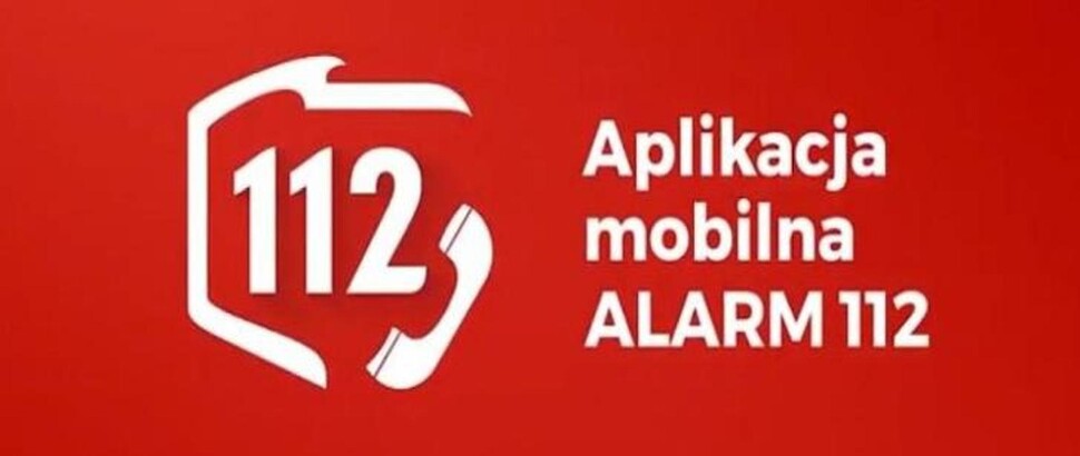 Na czerwonym tle biały kontur Polski. W środku numr 112. Obok napis Aplikacja mobilna Alarm112