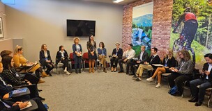 sala konferencyjna z gośćmi