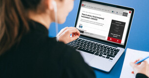 Obrazek przedstawia kobietę uczestniczącą w konferencji online.