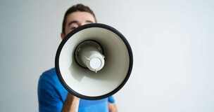 Mężczyzna trzymający megafon przy twarzy