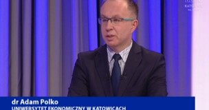 Dr Adam Polko siedzący w studio TVP Katowice.
