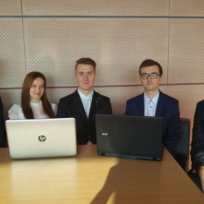 Studenci na konkursie FINSIM