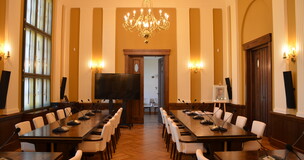 pusta sala, w tle telewizor