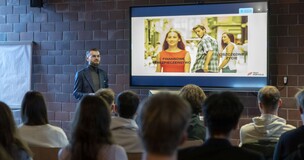 jeden z prelegentów organizowanych spotkań, prezentujący wykład uczestnikom