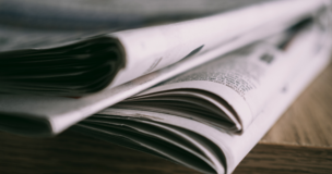 gazety leżą na biurku