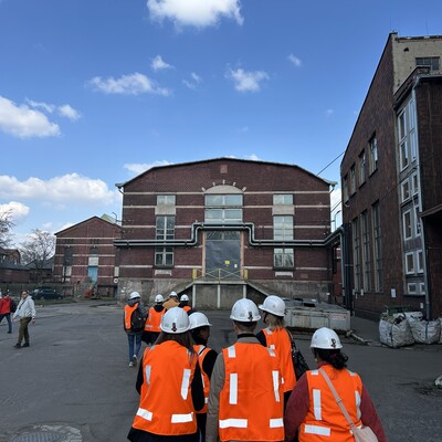 Zdjęcie grupy studentów podczas wizyty studyjnej 