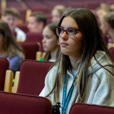 Zdjęcia przedstawiają inaugurację XXXV edycji Ekonomicznego Uniwersytetu Dziecięcego w Katowicach, w której uczestniczyło prawie 150 młodych studentów. Fotografie dokumentują uroczyste rozpoczęcie programu oraz pierwsze zajęcia ekonomiczne dla dzieci. 