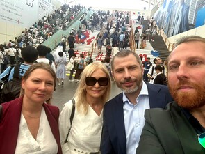 Cała delegacja UE Katowice przed schodami na Expo2025
