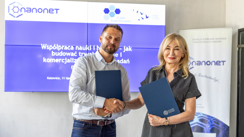 prof. dr hab. inż. Celina M. Olszak, rektor oraz przedstawiciel Fundacji Nanonet
