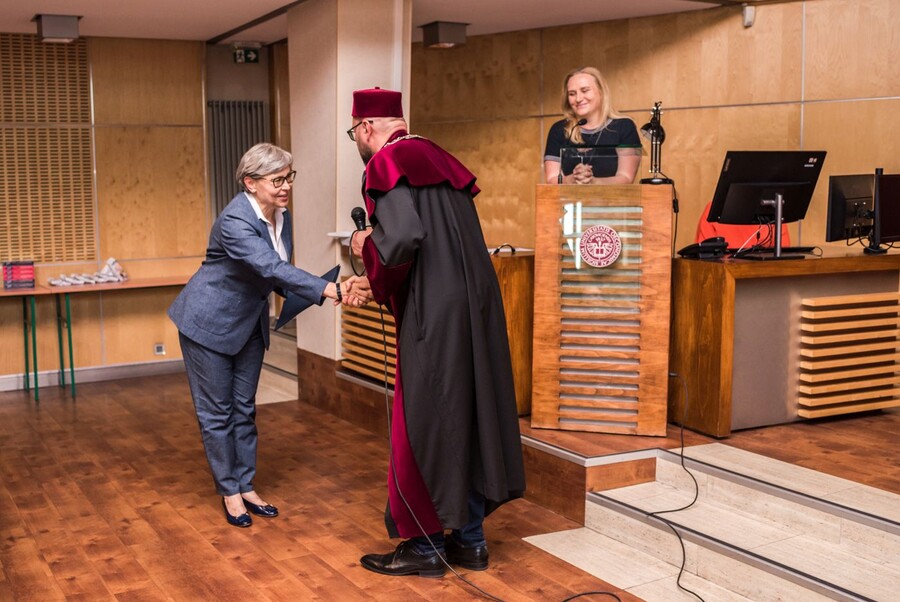 prof. Wolny gratulujący słuchaczce uetw