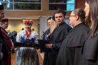 wręczanie biretów przez promotorów