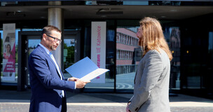 Obrazek przedstawia wręczenie dyplomu  InterStar 2020.