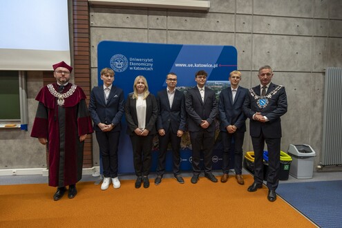 zdjecie grupowe prof. Wolnego, studentów oraz Prezydenta Rybnika