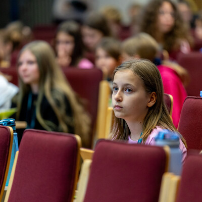 Zdjęcia przedstawiają inaugurację XXXV edycji Ekonomicznego Uniwersytetu Dziecięcego w Katowicach, w której uczestniczyło prawie 150 młodych studentów. Fotografie dokumentują uroczyste rozpoczęcie programu oraz pierwsze zajęcia ekonomiczne dla dzieci. 