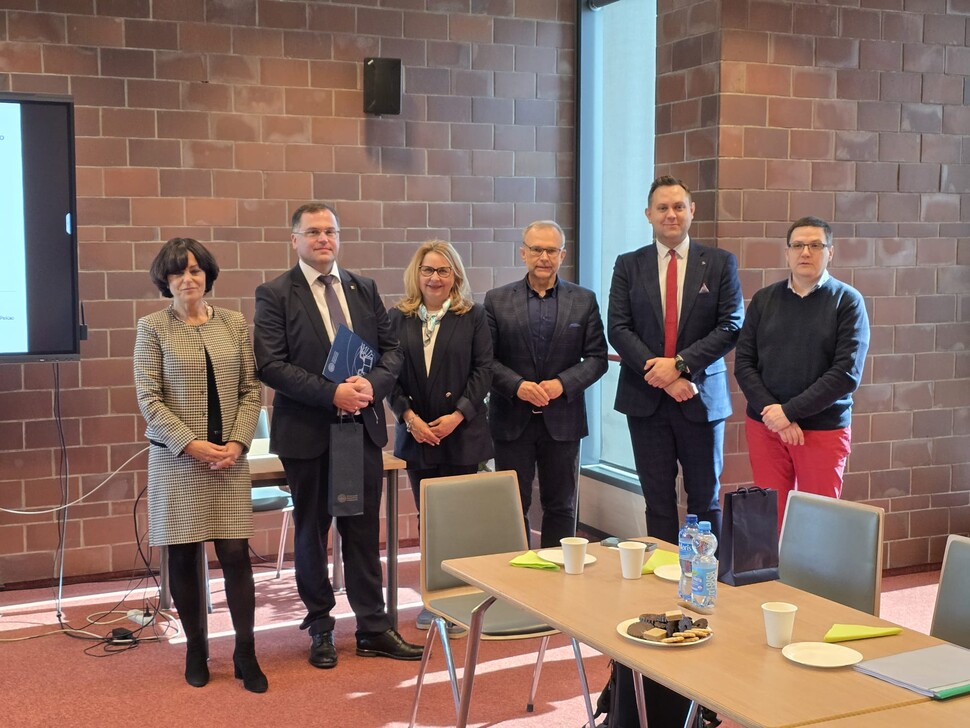 Zdjęcie grupowe kadry akademickiej