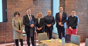 Zdjęcie grupowe kadry akademickiej