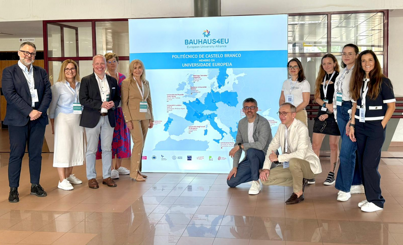 Zdjęcie ekspertów UE Katowice na ściance BAUHAUS4EU. Od lewej: prof. Walasik, prof. Dyduch, Magda Skowron, JM Rektor prof. Olszak, Dariusz Rajfura, Kanclerz P. Kadłubiak, Karolina Borys, studentka oraz Edyta Lachowicz-Santos