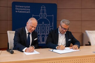 Dyrektor podpisujący umowę z prof. Dyduchem