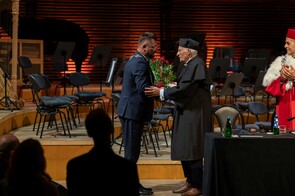 Marcin Krupa składajacy życzenia prof. Buzkowi